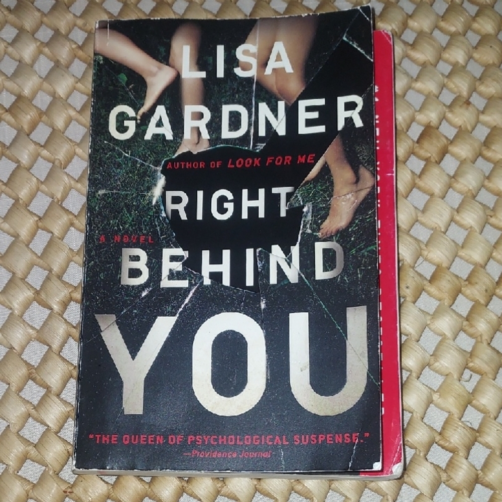 Lisa Gardner Right Behind You Book